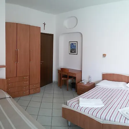 Casa Per Ferie Cardinal G. Guarino فندق مبيت وإفطار *